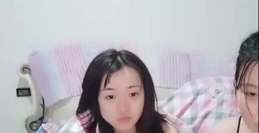 幸福老哥啪啪00后嫩妹子边操旁边还有个妹子舔奶，掀开被子上位骑乘后入抽插童颜大奶