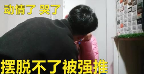 贵在真实带良家回宿舍，强行推到要操逼，扣骚逼振动棒伺候